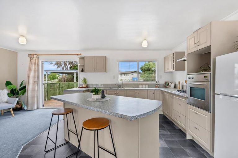 Photo of property in 12 Curlew Place, One Tree Point, 0118