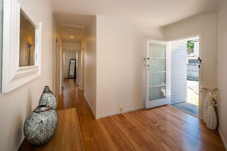 Photo of property in 1/15 Seine Road, Forrest Hill, Auckland, 0620