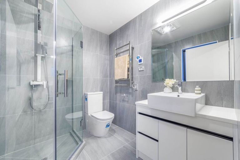 Photo of property in 27a Royal View Road, Te Atatu South, Auckland, 0610