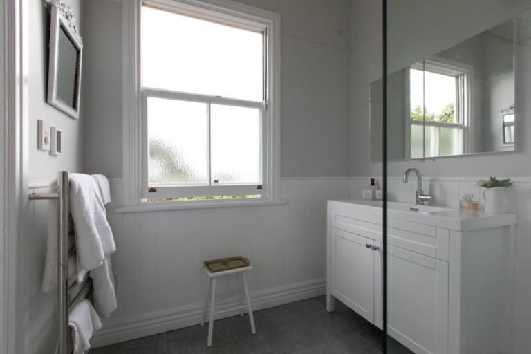 Photo of property in 42 Queen Street, Northcote Point, Auckland, 0627