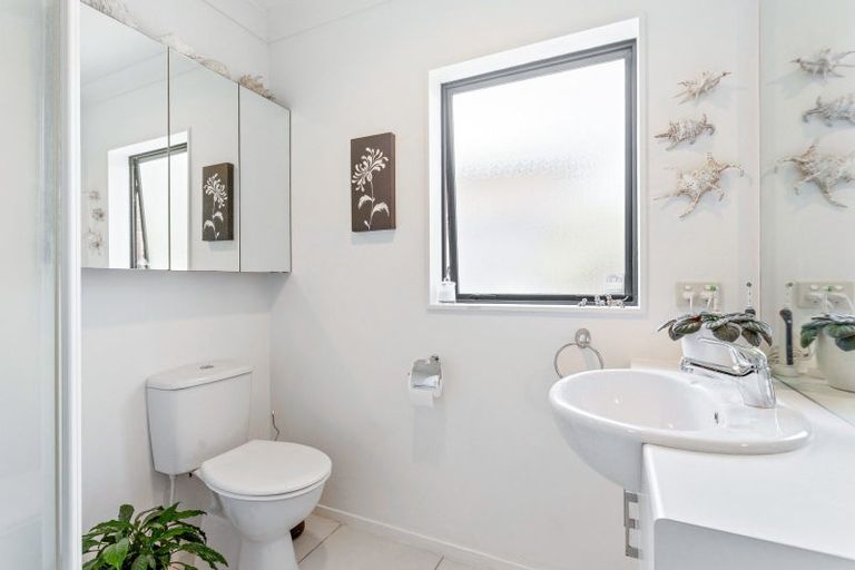 Photo of property in 20 Mackwell Road, Fairview Heights, Auckland, 0632