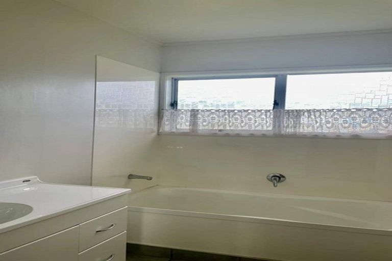 Photo of property in 1 Ballial Place, West Harbour, Auckland, 0618