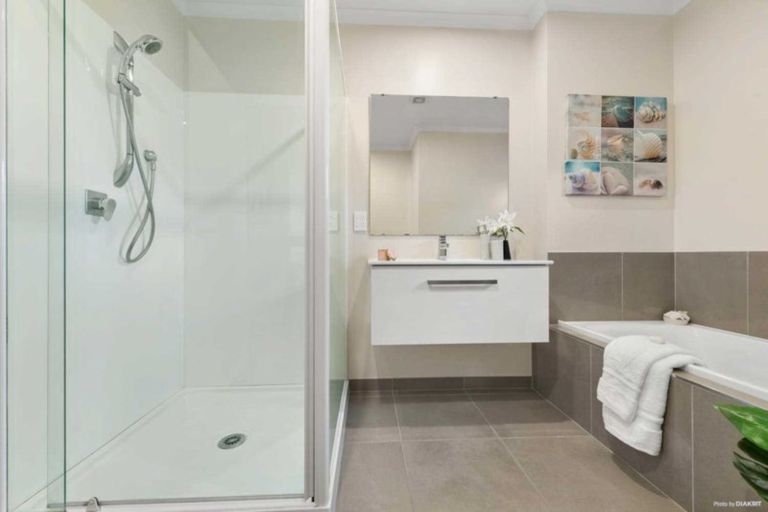 Photo of property in 13 Akeake Lane, Manurewa, Auckland, 2102