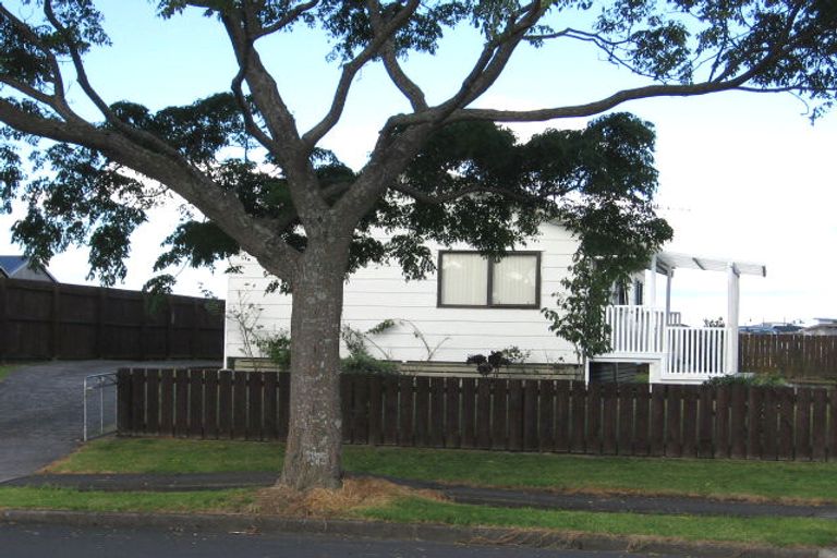Photo of property in 16 Compass Place, Te Atatu Peninsula, Auckland, 0610