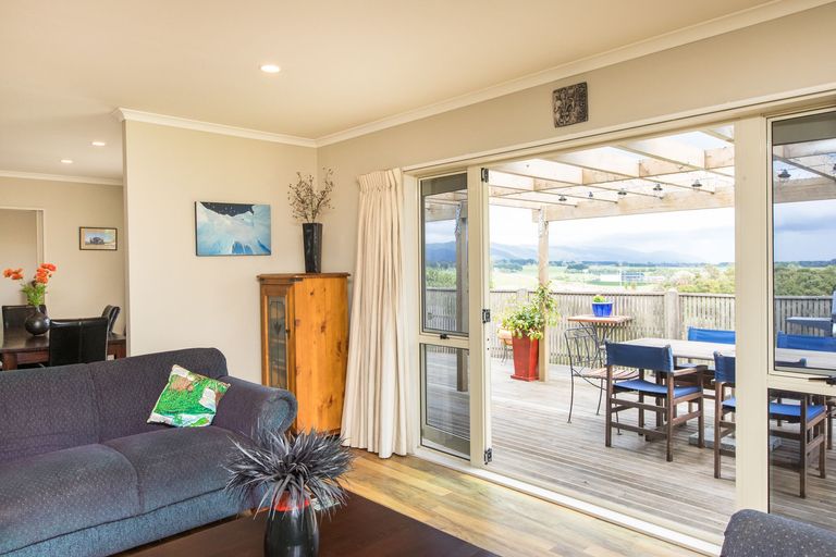 Photo of property in 6 Kea Place, Fitzherbert, Palmerston North, 4410