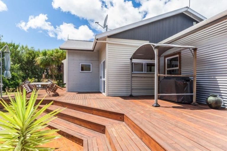 Photo of property in 290 Heatherlea Road East, Levin, 5571