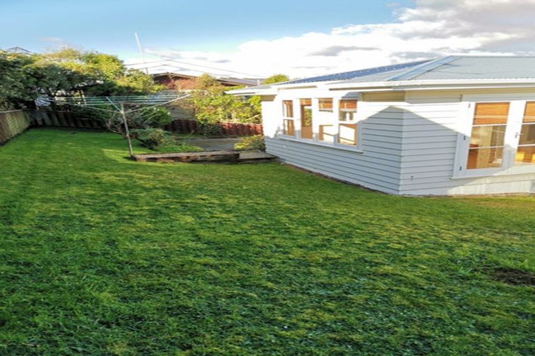 Photo of property in 5 Walnut Way, Maungaraki, Lower Hutt, 5010
