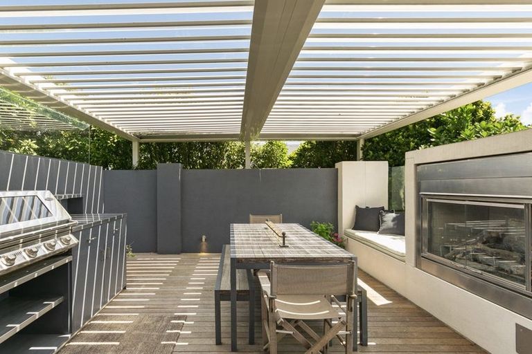 Photo of property in 8 Robieson Lane, Roseneath, Wellington, 6011