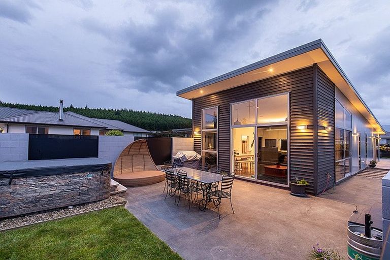 Photo of property in 48 Minaret Ridge, Wanaka, 9305