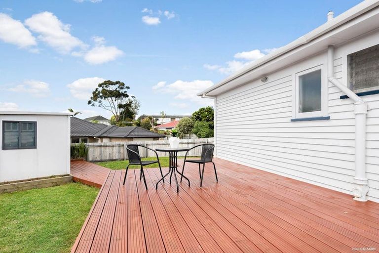 Photo of property in 1c Kuaka Place, New Lynn, Auckland, 0600