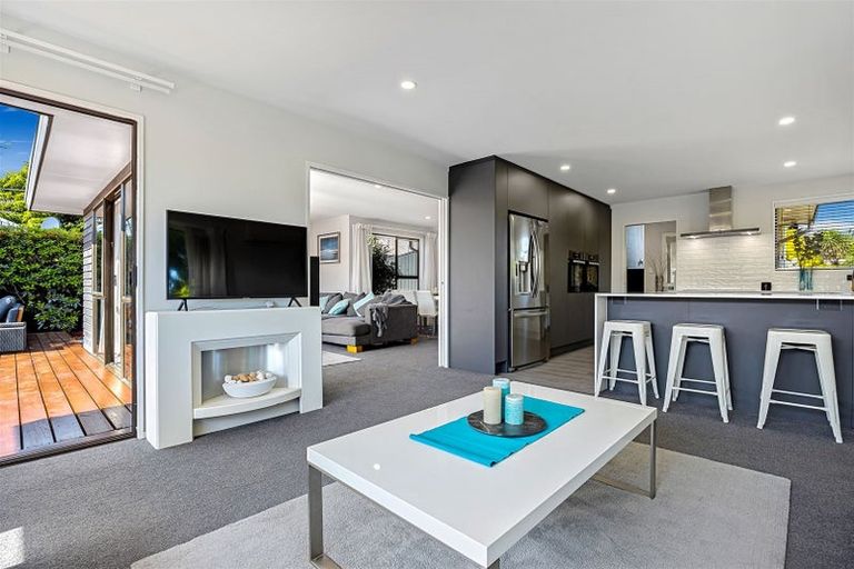 Photo of property in 2 Algie Place, Avonhead, Christchurch, 8042