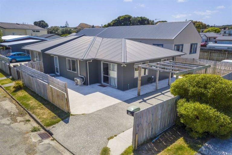 Photo of property in 12 Whitehouse Road, Titahi Bay, Porirua, 5022