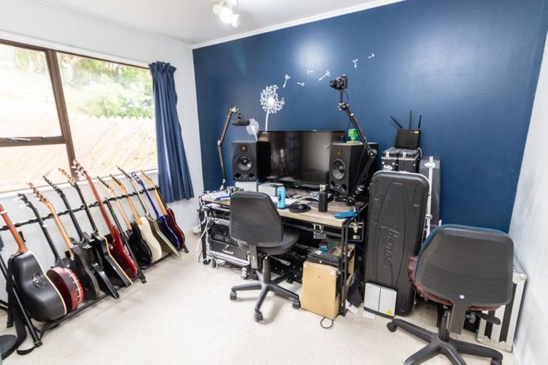 Photo of property in 6 Debra Way, Karori, Wellington, 6012