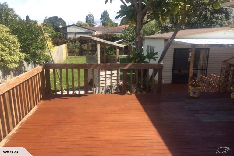 Photo of property in 5 Cron Avenue, Te Atatu South, Auckland, 0610