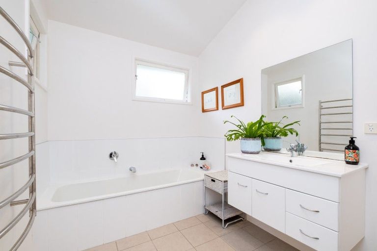 Photo of property in 14 Tauroa Road, Havelock North, 4130