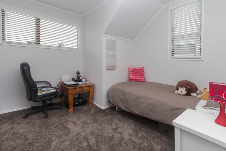 Photo of property in 1/16 Cornelian Crescent, Half Moon Bay, Auckland, 2012