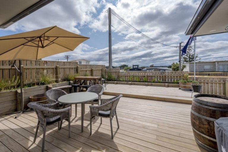 Photo of property in 18 Marine Parade South, Foxton Beach, Foxton, 4815