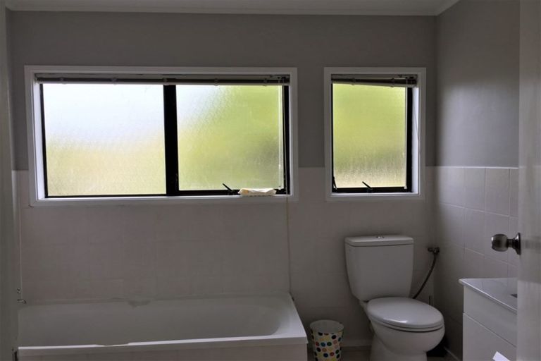 Photo of property in 43 Deverell Place, Northcross, Auckland, 0632