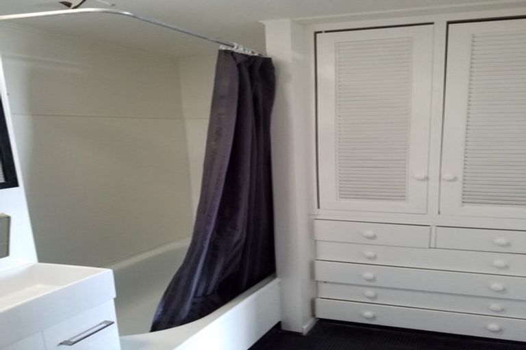 Photo of property in Churchill Flats, 213 The Terrace, Wellington Central, Wellington, 6011