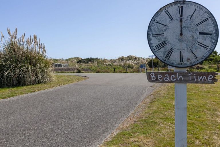 Photo of property in 53a Reay Mackay Grove, Waikawa Beach, Manakau, 5573