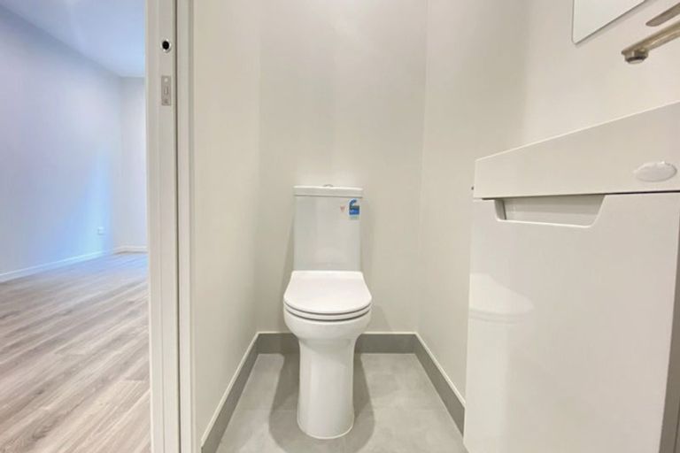 Photo of property in 5/37 Camelot Place, Glenfield, Auckland, 0629