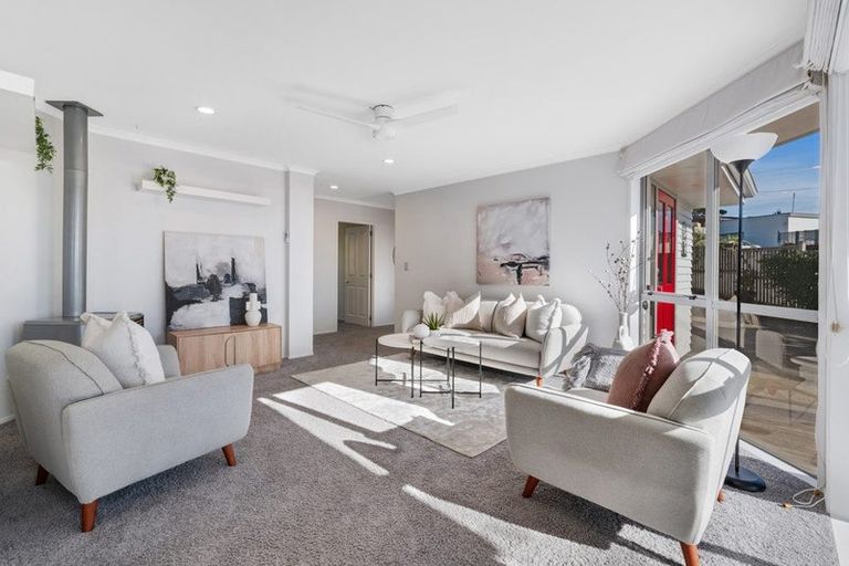 Photo of property in 1/4 Roberts Road, Matakatia, Whangaparaoa, 0930