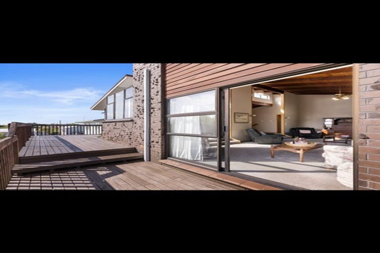 Photo of property in 4200 Great North Road, Glendene, Auckland, 0602