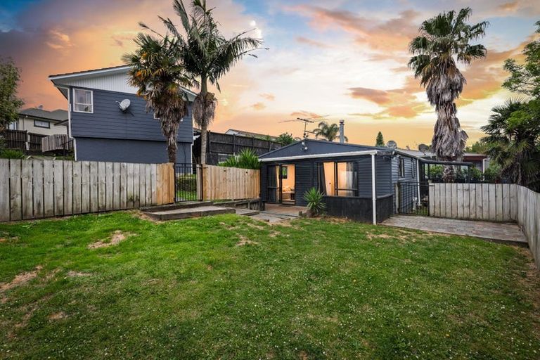 Photo of property in 15 Vina Place, Massey, Auckland, 0614
