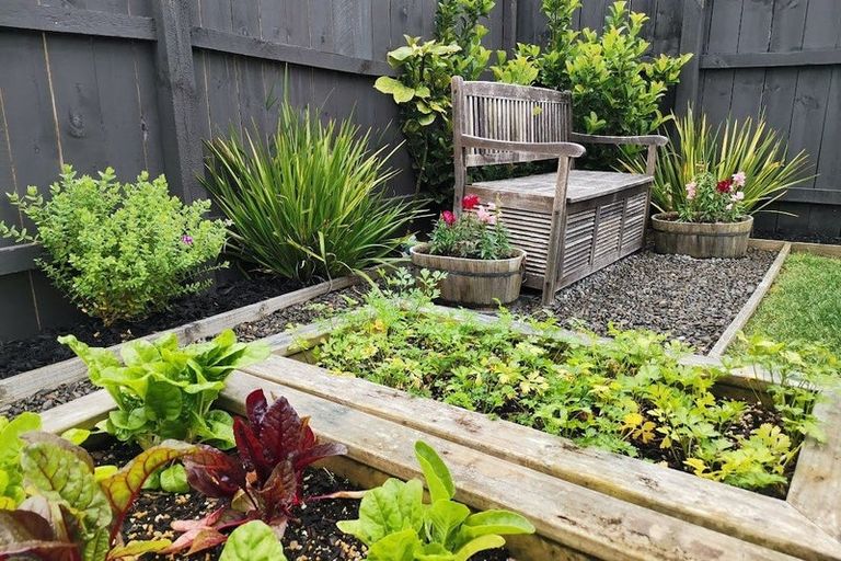 Photo of property in 12 Tarras Road, Kumeu, 0810