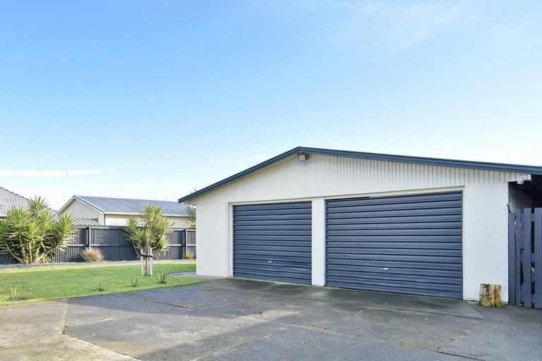 Photo of property in 11 Hannah Place, Redwood, Christchurch, 8051