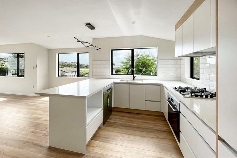 Photo of property in 20a Pipitea Place, Massey, Auckland, 0614