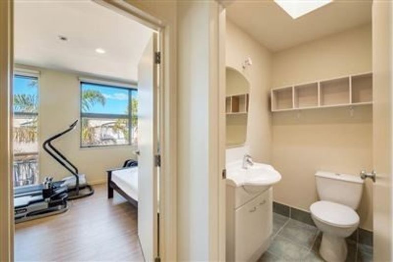 Photo of property in 5/1 Hillcrest Avenue, Hillcrest, Auckland, 0627