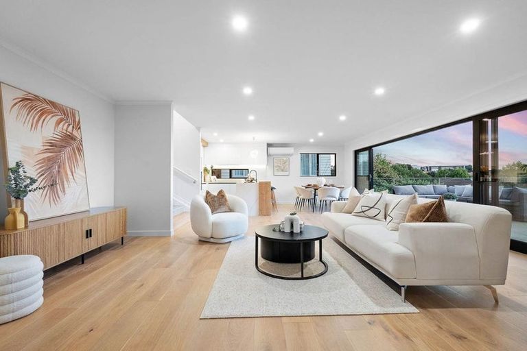 Photo of property in 20 Baulcomb Parade, Windsor Park, Auckland, 0632