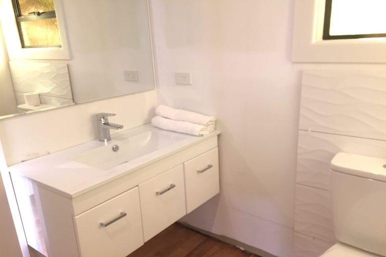 Photo of property in 5 Naera Place, Kawaha Point, Rotorua, 3010