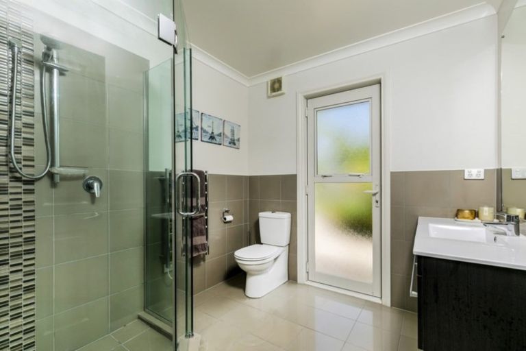 Photo of property in 2 Oscar Road, Greenhithe, Auckland, 0632