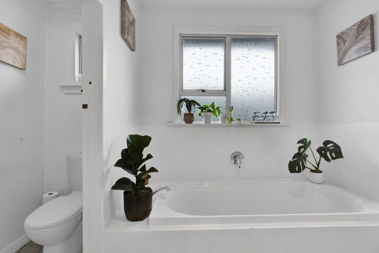 Photo of property in 19 Kahikatea Street, Inglewood, 4330