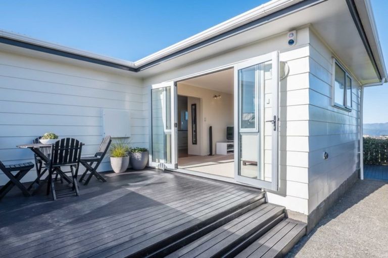 Photo of property in 12b Bayswater Place, Newlands, Wellington, 6037