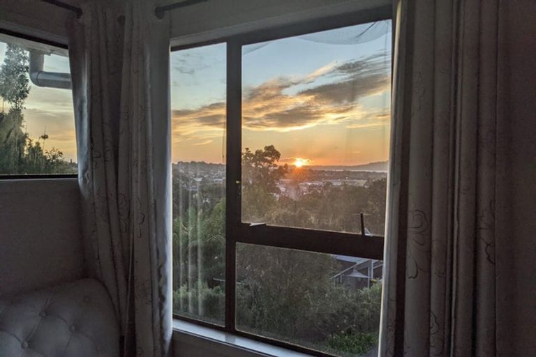 Photo of property in 2/74 Ayton Drive, Totara Vale, Auckland, 0629