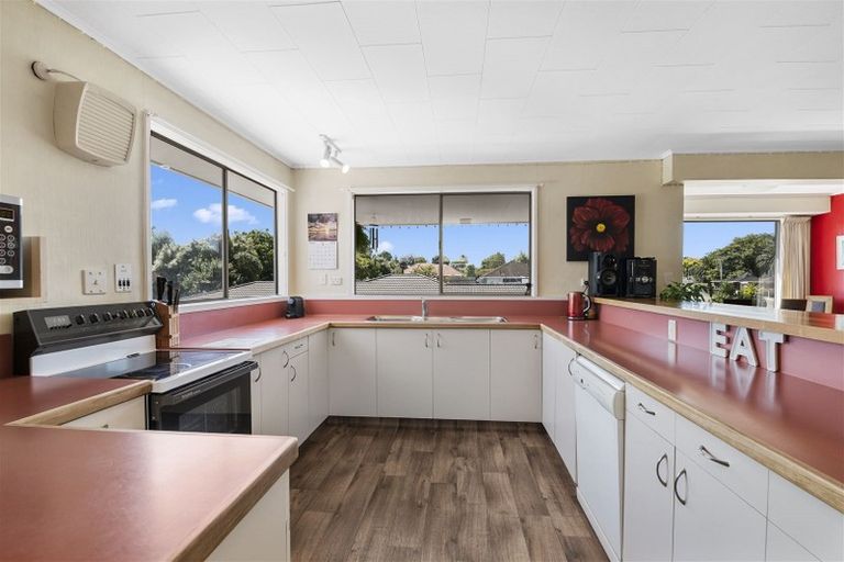Photo of property in 355 Oxford Street, Levin, 5510