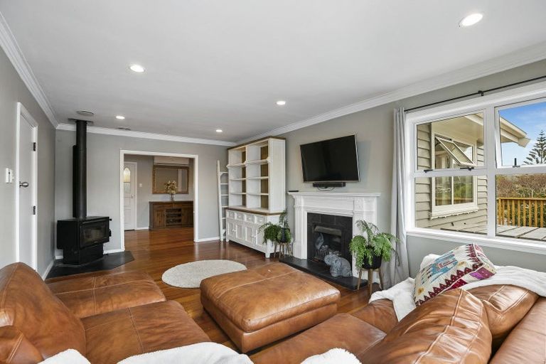 Photo of property in 28 Raroa Terrace, Tawa, Wellington, 5028