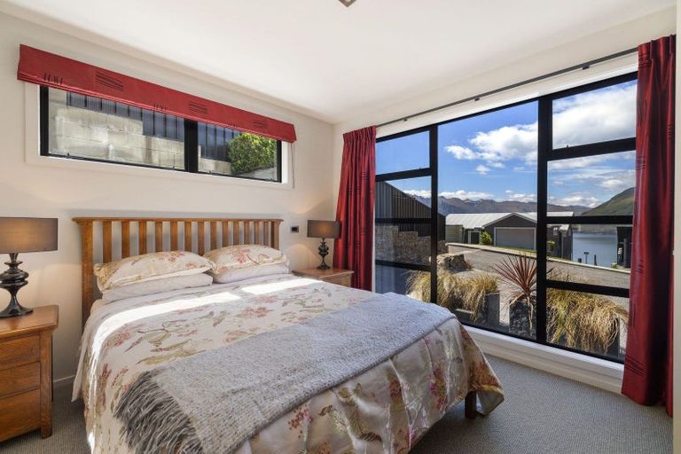 Photo of property in 70 Wynyard Crescent, Fernhill, Queenstown, 9300