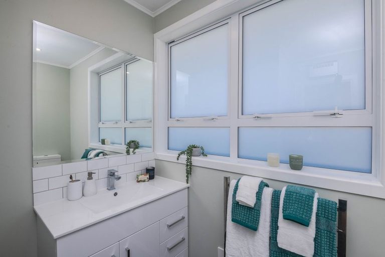 Photo of property in 58 Catherine Crescent, Paparangi, Wellington, 6037