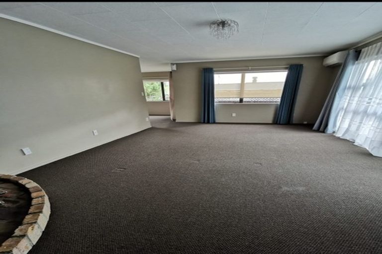 Photo of property in 16 Raphael Place, West Harbour, Auckland, 0618