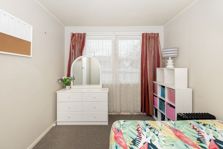 Photo of property in 19 Halswell Crescent, Westbrook, Palmerston North, 4412