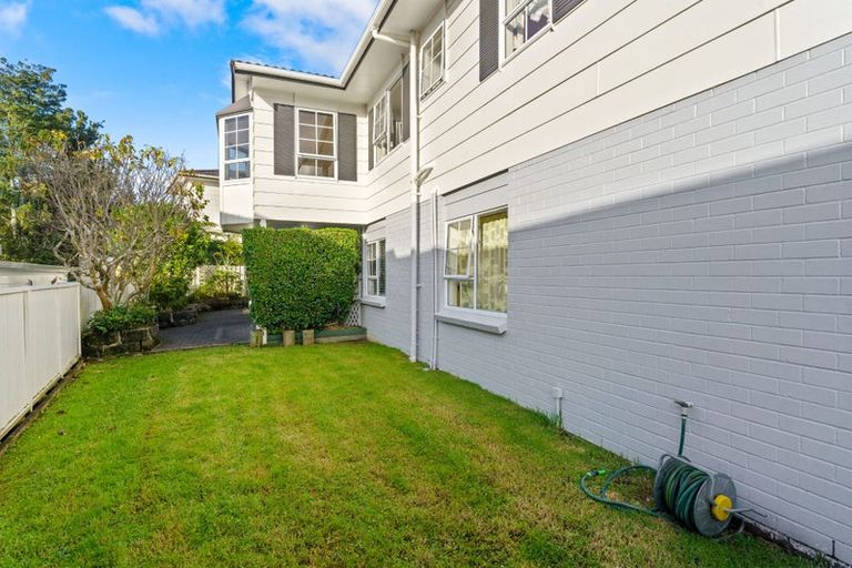 Photo of property in 2 Ravenstone Place, Chatswood, Auckland, 0626