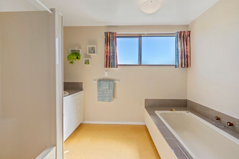 Photo of property in 20 Tyndale Place, Ilam, Christchurch, 8041