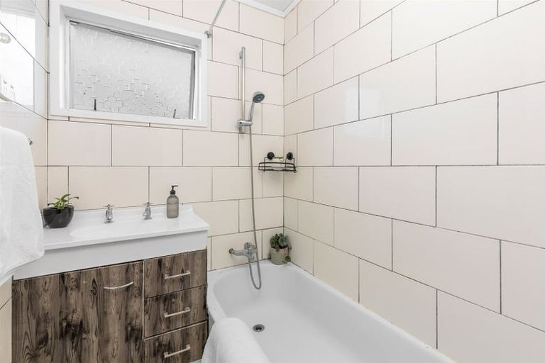 Photo of property in 2/120 Lynn Road, Bayview, Auckland, 0629