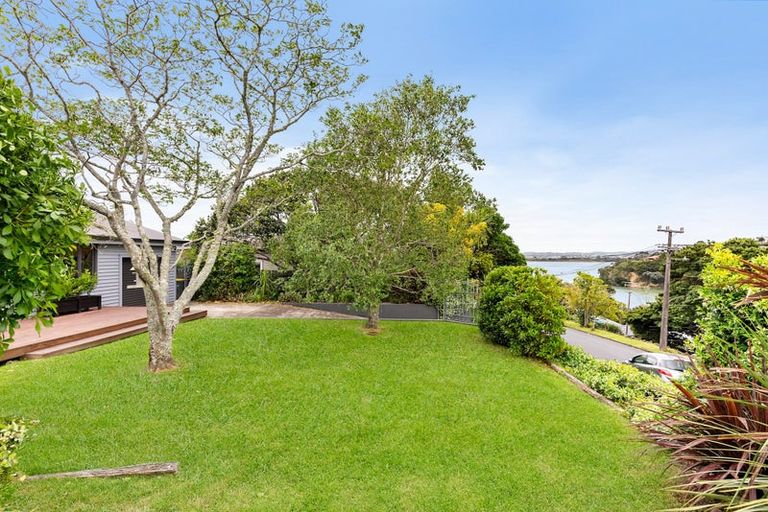 Photo of property in 122 Island Bay Road, Beach Haven, Auckland, 0626