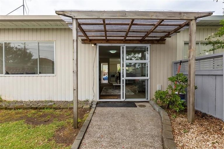 Photo of property in 2/200 Chivalry Road, Glenfield, Auckland, 0629