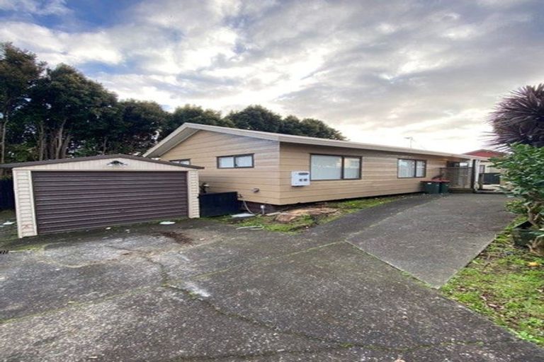 Photo of property in 2/10 Kirklow Place, Goodwood Heights, Auckland, 2105